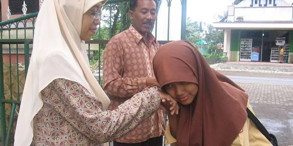 Kamu akan Terenyuh Ketika Tahu Alasan Gadis Bernama Alya Ini Membenci Orang Tuanya