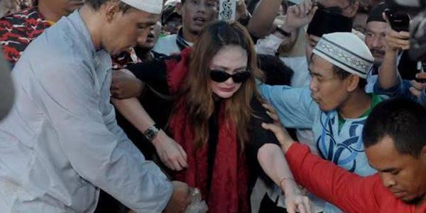 Ini Dia 13 Sahabat Olga Syahputra yang Paling Berduka