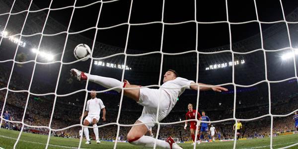 5 Selebrasi Nyeleneh yang Dilakukan Pemain Sepak Bola Usai Mencetak Gol