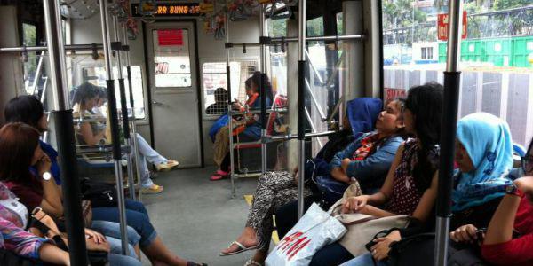 17 Kegiatan Inilah yang Biasanya Kamu Lakukan Tiap Hari Kalau ke Kantor Naik Busway