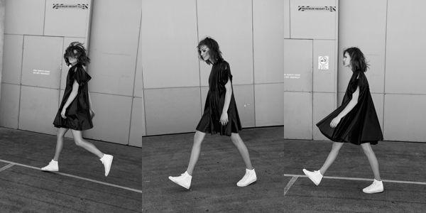 Kenapa Sih Cewek yang Memadukan Dress dengan Sneakers Itu Layak Disebut Keren?