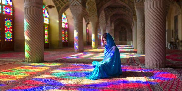 Mengintip Kecantikan Interior Masjid Sejuta Warna Nasir ol-Molk di Iran