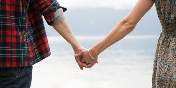 Para Istri Siap-Siap Meleleh Baca 21 Hal Romantis yang Pernah Dilakukan Suami Ini!