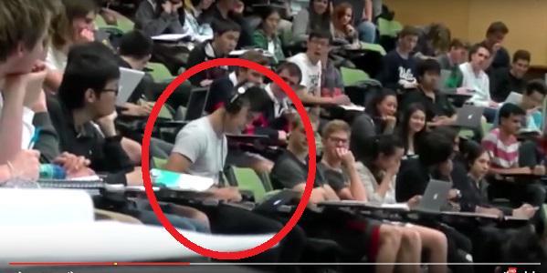 Cowok Ini Menonton Film Porno di Kelas dan yang Terjadi Berikutnya Bakal Membuatmu Terpingkal-pingkal