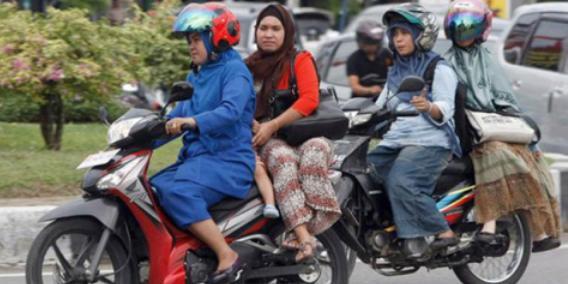 Di Kala Ibu-Ibu Naik Motor, Pasti Ini yang Mereka Lakukan