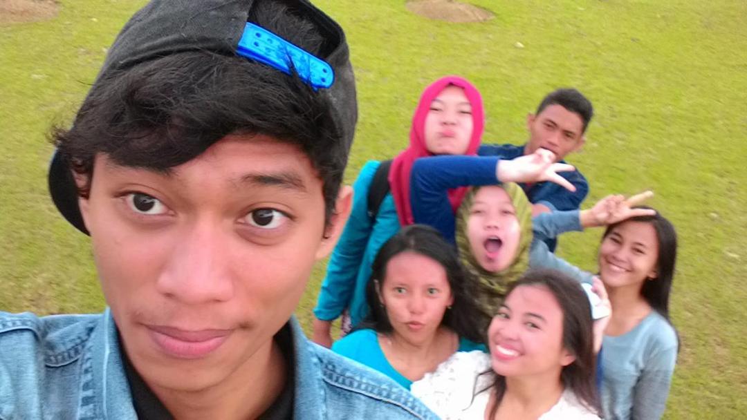Ilmu Selfie: Ada 10 Cara Buat Bikin Selfie Kamu Nggak Terlihat Alay