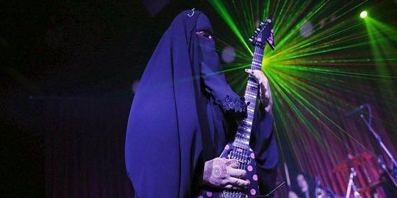 Gitaris Heavy Metal Cewek Ber-Burqa: Keren Tingkat Dewa!