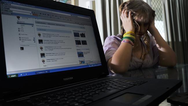 Tak Berhijab, Gadis Malaysia Ini Jadi Korban Bullying