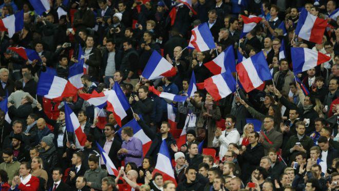70.000 Suporter Inggris dan Prancis Melakukan Ritual Kenang Tragedi Paris
