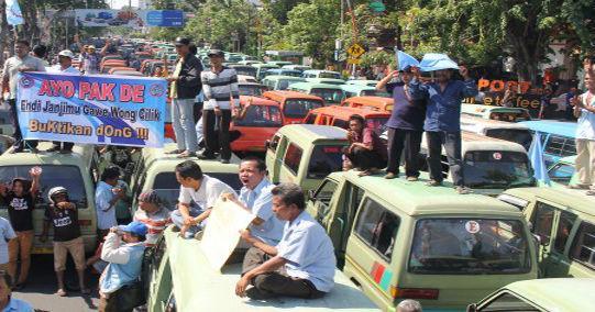 Aksi Mogok Angkot Macetkan Surabaya