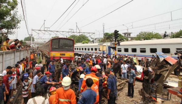 Tabrakan Metro Mini Vs KRL : Sopir yang Lalai atau Keamanan KRL yang Kurang Memadai?
