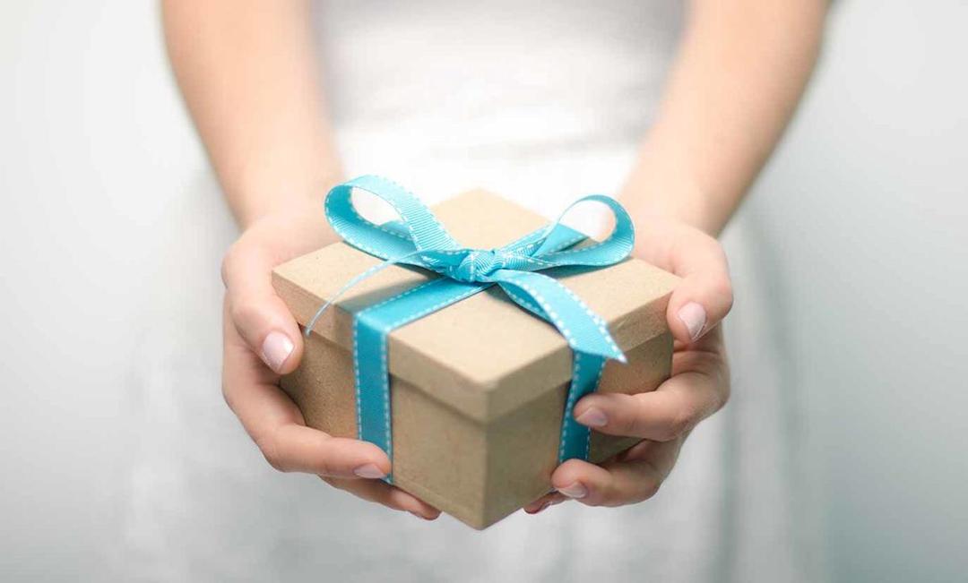 Bingung Mau Kasih Kado Apa untuk Cowokmu? Coba 13 Benda Kasih Ini Deh!