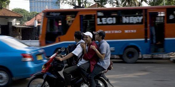 11 Tindakan yang Kamu Tahu Melanggar Hukum, Tapi Tetap Aja Kamu Lakukan!