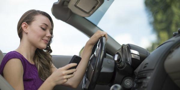 Punya Kebiasaan Menyetir Sambil Bermain Handphone? Selamat, 11 Keuntungan ini Bakal Kamu Dapatkan