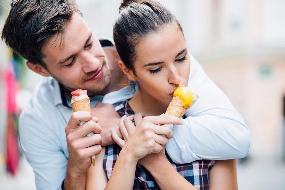 5 Cara Menjadi Pasangan yang Layak Diperjuangkan, Meski Kamu Bukan Lelaki Romantis