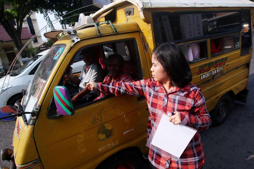12 Kenyataan Pahit yang Kamu Hadapi sebagai Pengguna Angkot Bobrok di Indonesia