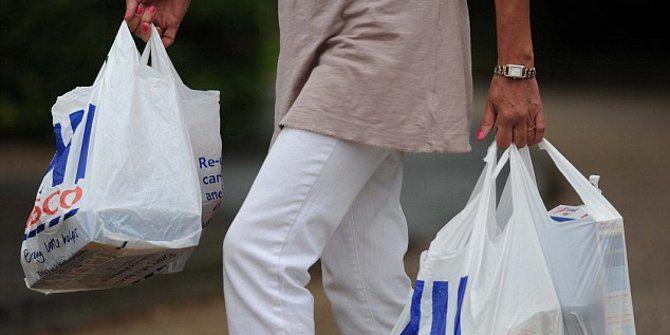 Mulai Sekarang Kamu Harus Bayar 200 Rupiah untuk Kantong Plastik!