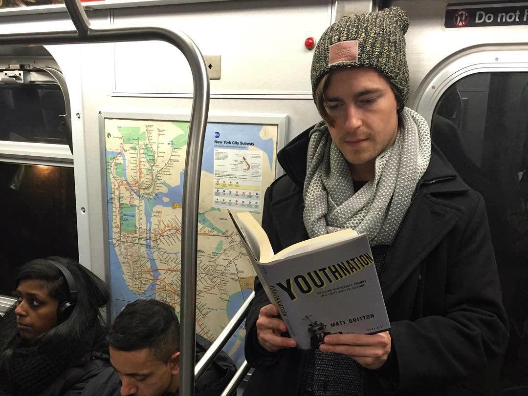 Ketika Cowok Ganteng Baca Buku, Apakah Foto-foto Ini Menggoyahkan Imanmu?