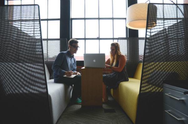 Dengan 7 Tips Cerdas Ini, Kamu Takkan Lagi Diremehkan Senior-senior Kantor