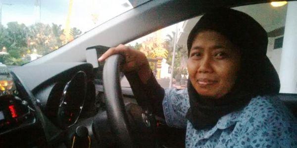 Perjuangan Sopir Taksi Wanita Demi Anaknya Ini Akan Membuatmu Terharu