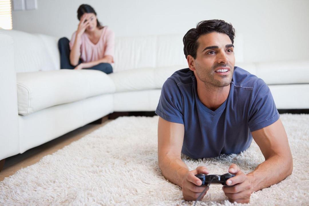 7 Penderitaan Ini Cuma Dirasakan Cewek yang Pacaran Sama Cowok Gamers