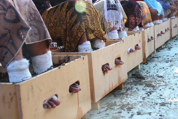 Tolak Pembangunan Pabrik, 9 Wanita Ini Menyemen Kakinya