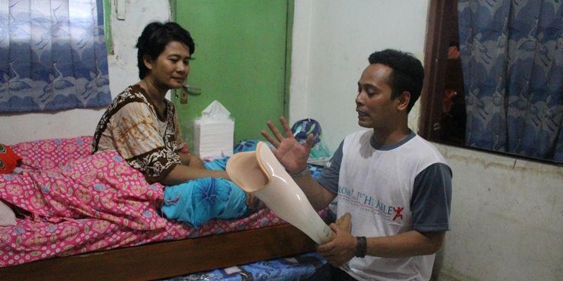 Lady Go-Jek yang Kakinya Diamputasi dapat Bantuan Kaki Palsu dari Sequis Life