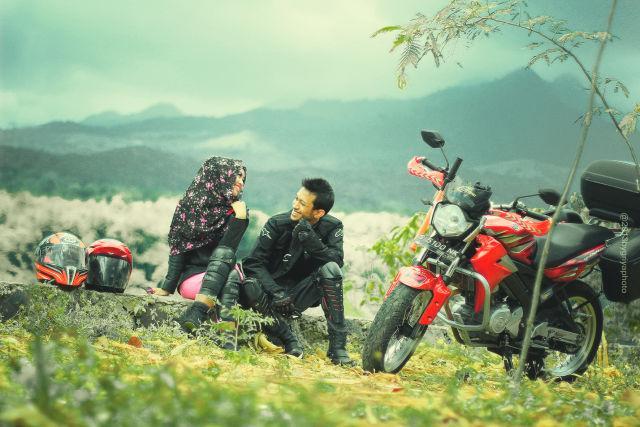 7 Alasan Kenapa Pacaran Naik Motor Bikin Hubunganmu Lebih Manis daripada Naik Mobil