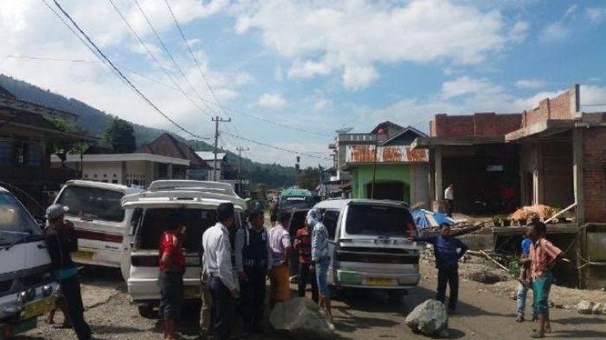Warga Blokir Jalan, Seorang Perempuan Meninggal di Dalam Ambulans