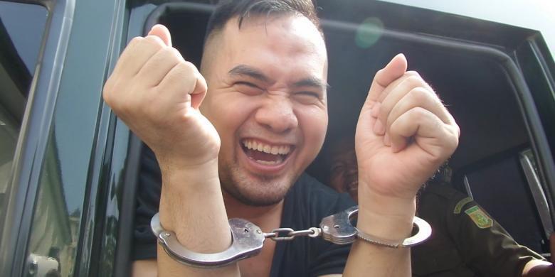 Saipul Jamil Tertawa Pamerkan Tangannya Diborgol: Gila atau Cari Sensasi Saja?