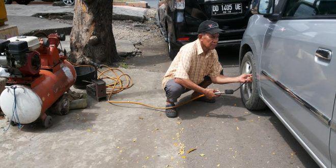 Setelah "Polisi Pemulung", Sekarang Ada Aiptu Mustamin "Polisi Tambal Ban"