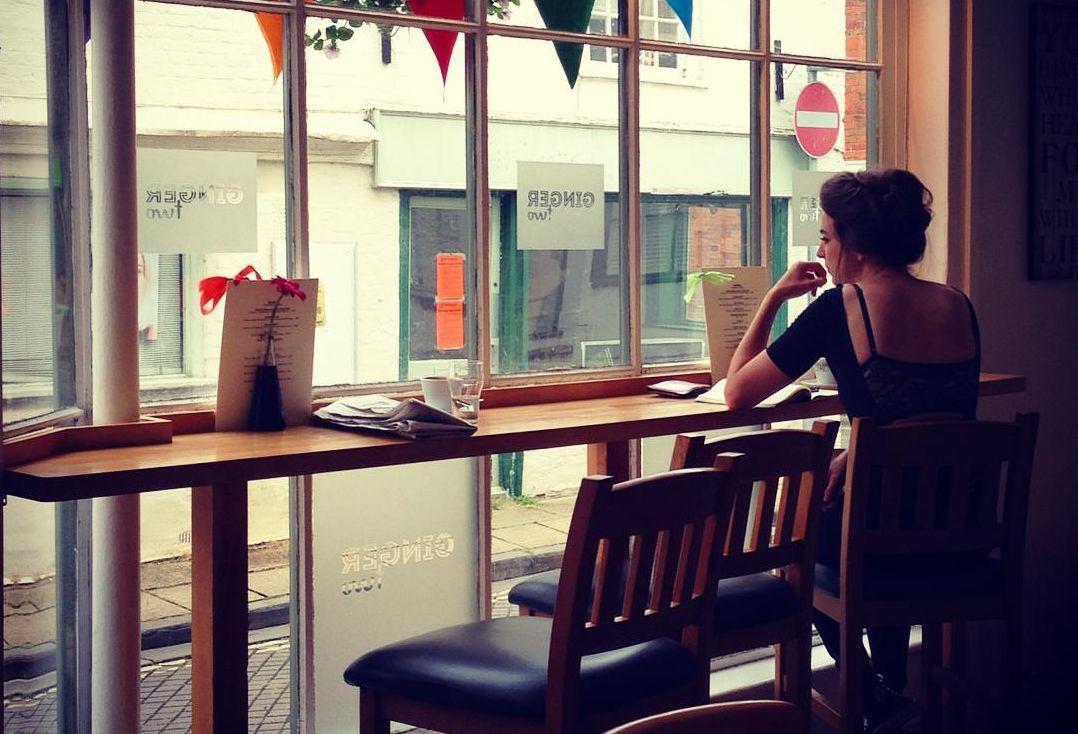6 Alasan Kenapa Coffee Shop Enak buat Nongkrong Sendirian, Benar Gak?
