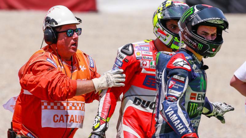 Kesal Disalip Rossi, Benarkah Lorenzo Sengaja Celakakan Iannone?