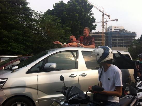 Inilah Identitas Bule "Dermawan" yang Bagi-bagi Dolar di Monas Jakarta!