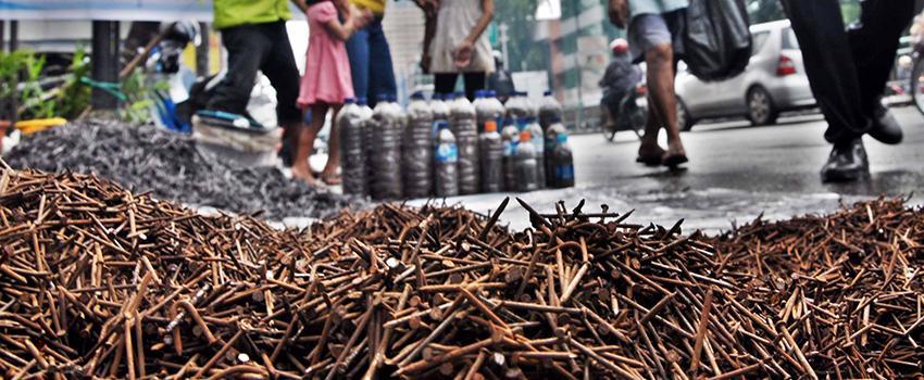 Amankan 10 Kg Ranjau Paku, Petugas Pembersih Malah Dimarahi Pria Tak Dikenal