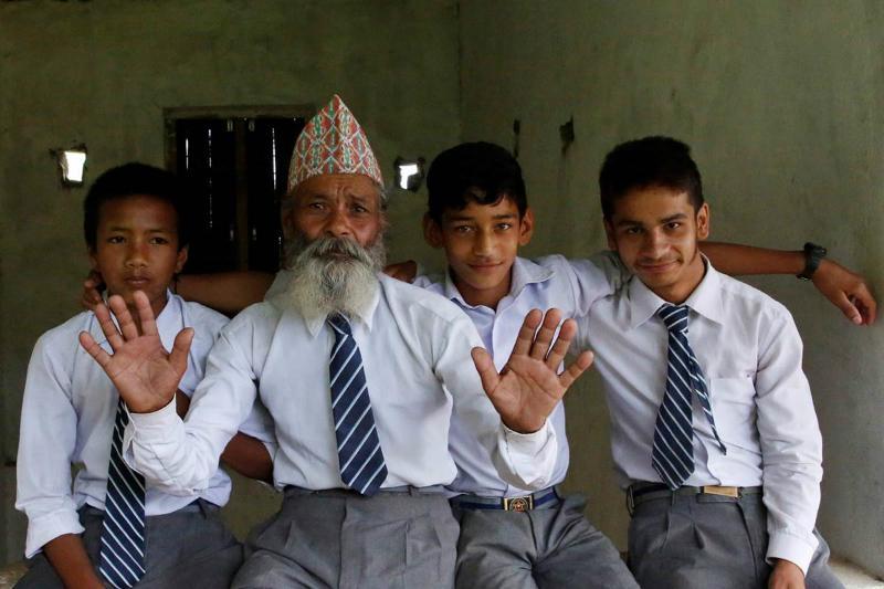 Ditinggal Mati Istrinya, Kakek 68 Tahun Ini Kembali ke Bangku Sekolah untuk Belajar!