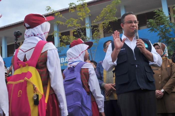 Seperti Ini Pemandangan Orang Tua Antar Anaknya di Hari Pertama Masuk Sekolah!