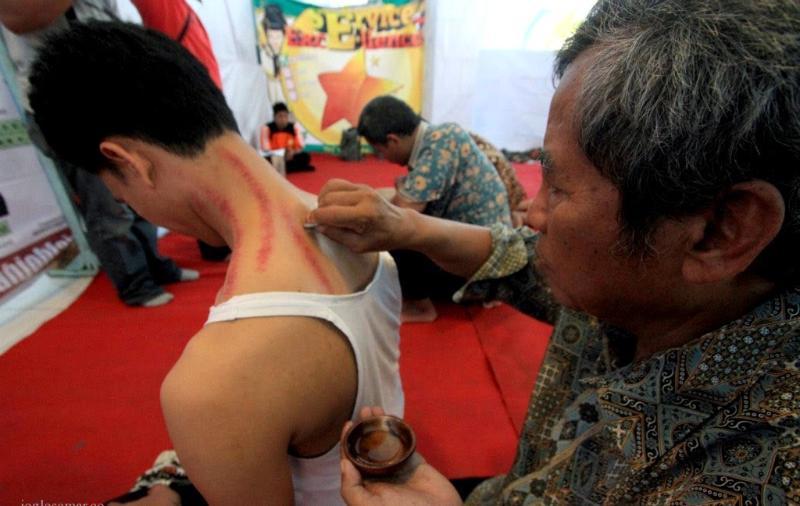 10 Kebiasaan Unik Orang Indonesia yang Bikin Para Bule Heran