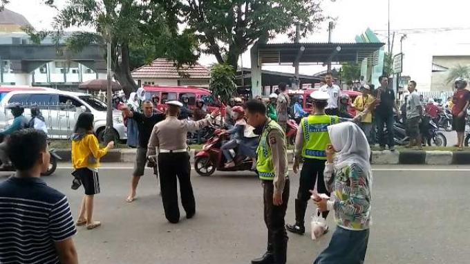 Video Polisi dan Oknum Diduga TNI Berkelahi di Jalan Raya Ini Hebohkan Netizen!