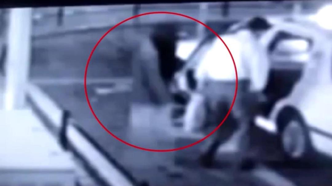 Pria Ini Diikuti Oleh Hantu Saat Masuk ke Dalam Taksi, Berani Nonton?