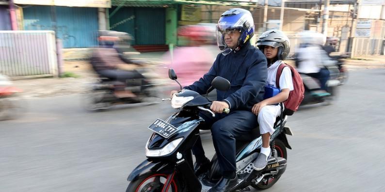 [Kumpulan Foto] Lihat Anies Baswedan Antar Putranya di Hari Pertama Sekolah!