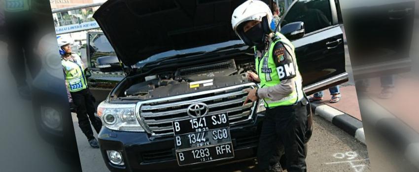 Curangi Aturan Ganjil-Genap, Mobil dengan 3 Plat Nomor Ini Ditahan Polisi