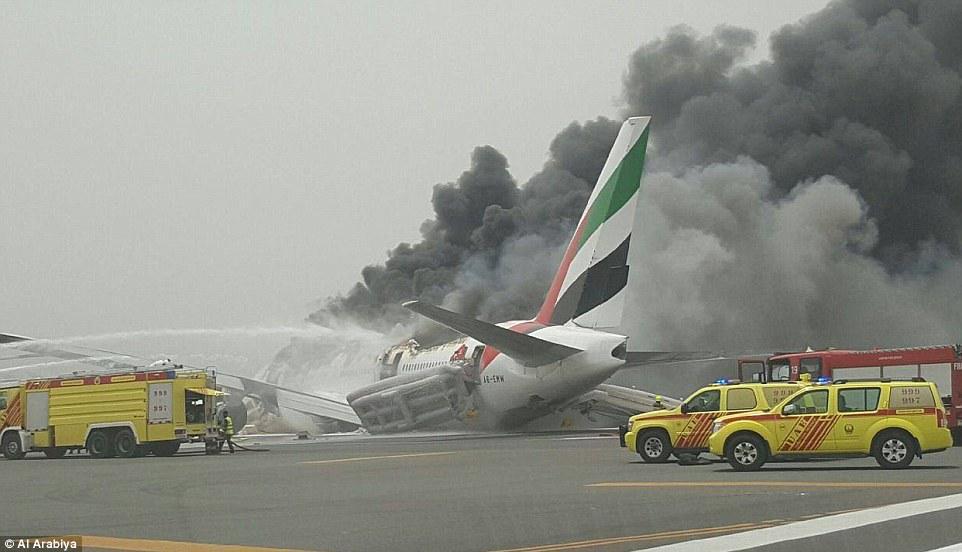 Video: Pesawat Berisi 300 Orang Mendarat Darurat dan Terbakar di Dubai