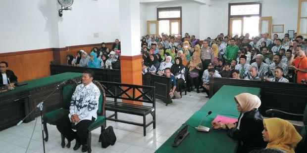 Meski Sudah Damai, Guru yang Cubit Murid di Sidoarjo Tetap Divonis 3 Bulan Penjara. Kok Bisa?