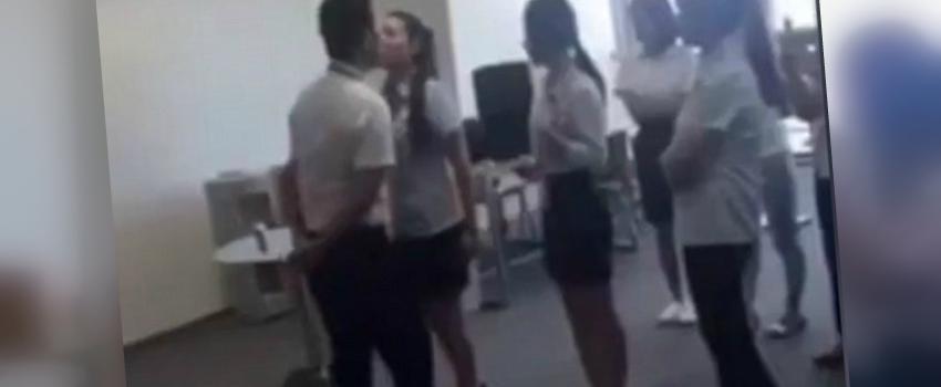 Astaga, Perusahaan Ini Mengharuskan Karyawatinya Mencium Bibir Bos Setiap Hari!