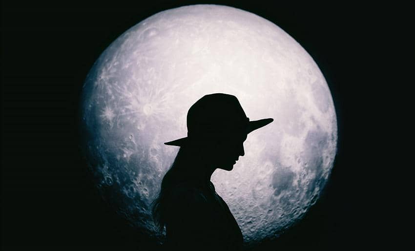 Puisi Sang Bulan: Dapatkah Aku Memeluk Bintang?