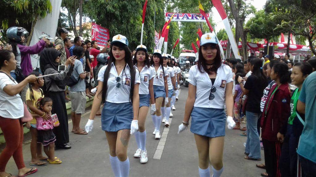Heboh Waria-waria Cantik Berseragam SMA Ikut Gerak Jalan di Bali