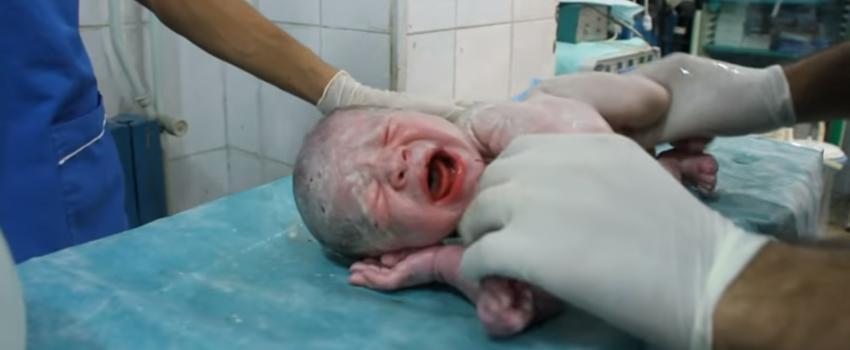 Untuk Sejenak, Tangisan Bayi Ini Lebih Nyaring dari Suara Bom di Suriah