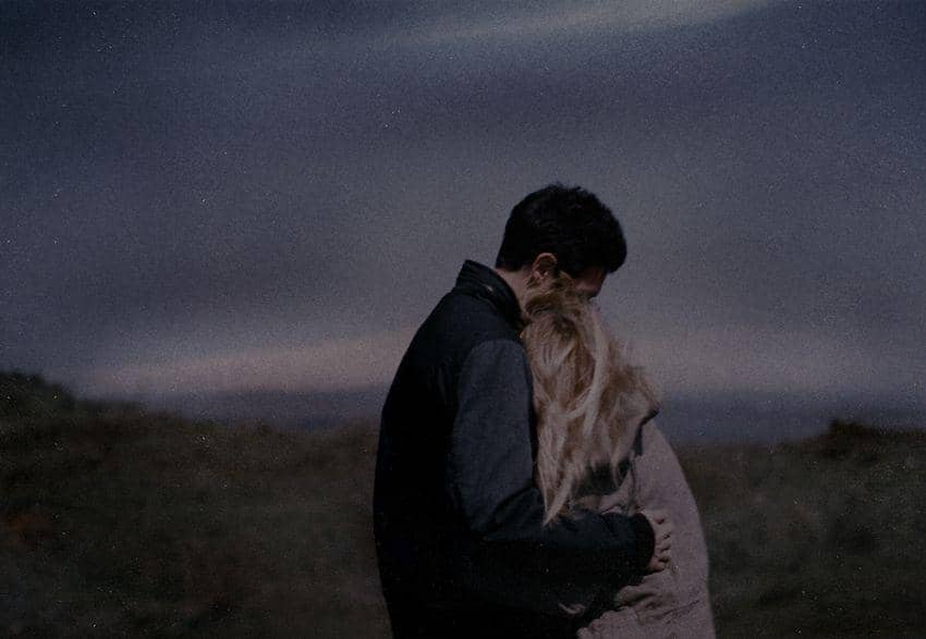 Kami yang Saling Mencinta Meski Berbeda Keyakinan. Entah Bagaimana Tuhan akan Menyatukan Kami