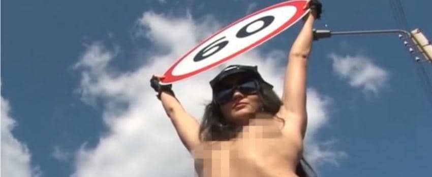 Kota di Rusia Ini Menggunakan Wanita Telanjang untuk Mengurangi Ngebut di Jalan